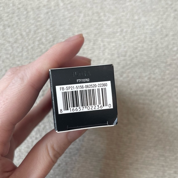 Fenty Beauty by Rihanna STUNNA LIP PAINT in Uncensored - Picture 12 of 13